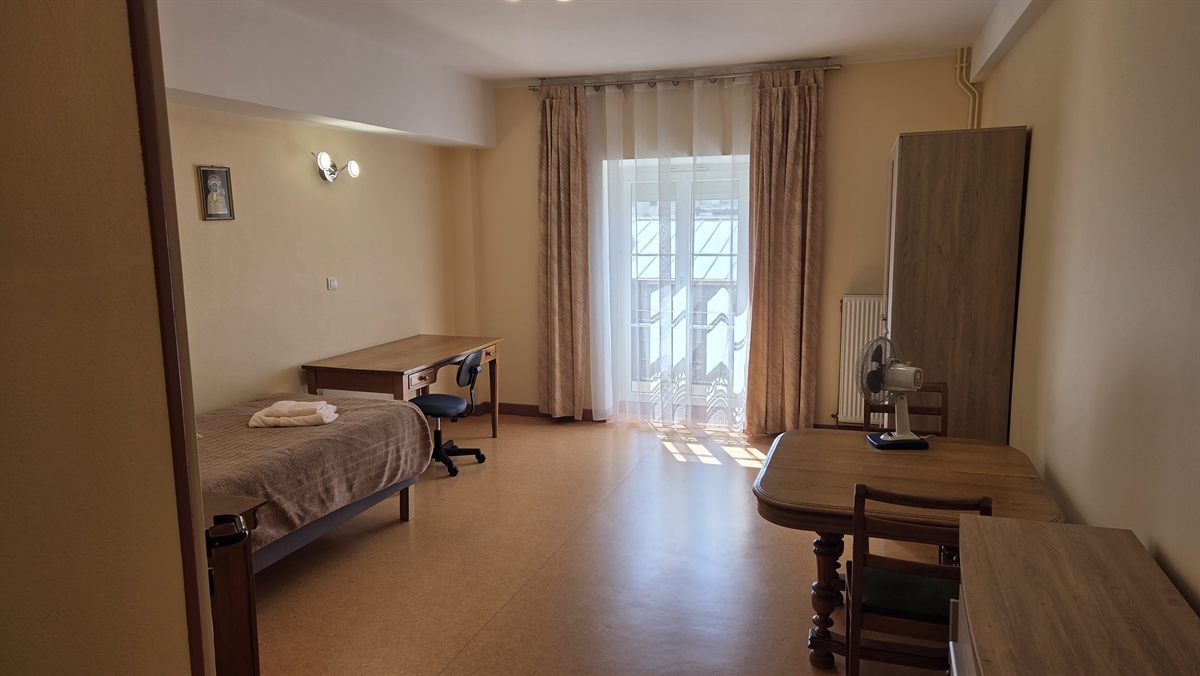 Chambre individuelle avec lit, bureau et balcon