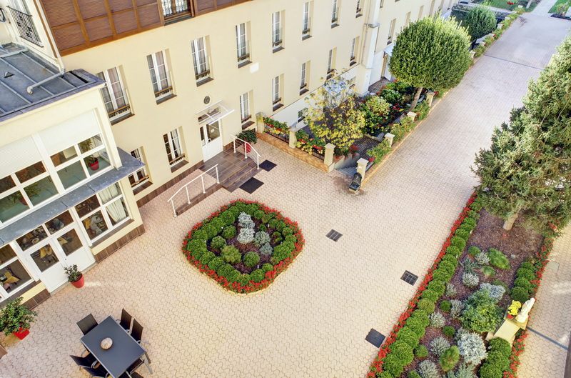 Vue aérienne du bâtiment et de la cour