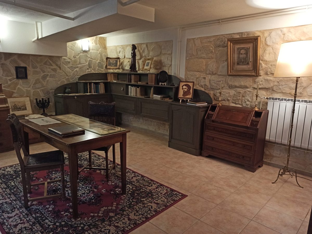 L'espace dédié à Norwid — bibliothèque et portraits