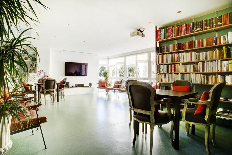 Salon-bibliothèque, lieu de vie commune de la maison